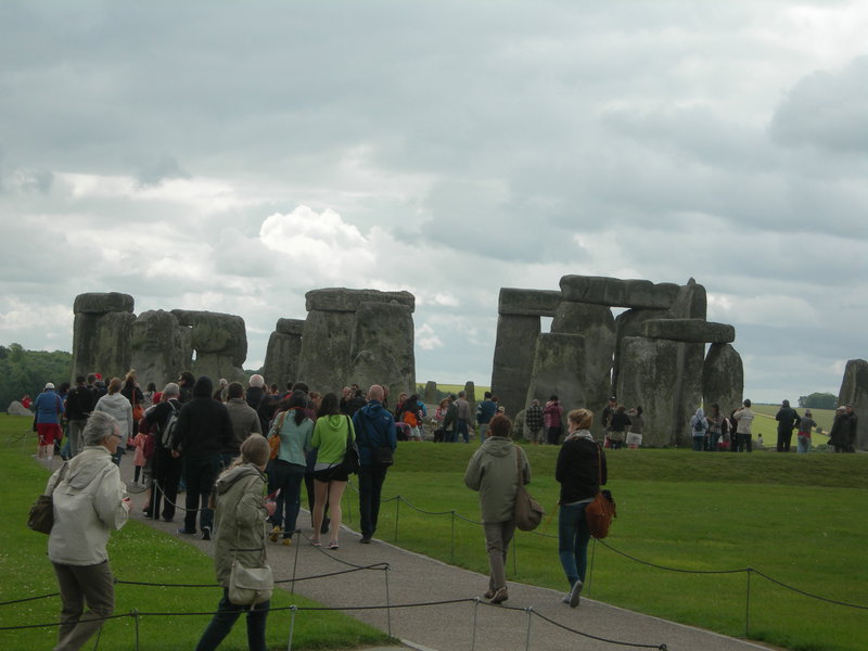 Ongeveer 10 miles van Salisbury, in de middle of nowhere ligt Stonehenge. Er zijn twee soorten stenen gebruikt, grijze uit Wales en blauwe uit schotland. Zonder ticket kom je er niet achter hoe ze dit gebouwd hebben 4500 jaar voor Christus. Dat lijkt me ook een raadsel.