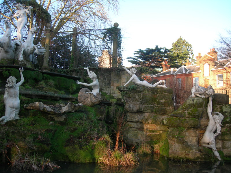 Deze beelden heten de ``naked ladies''. Ze staan in een tuin aan de Thames.
