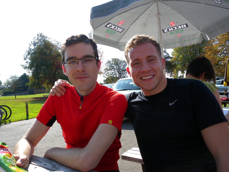 Wouter & Tim bij de lunch in Wisborough Green. We zitten op het terras van de 'Cricketer's Arms'. Het rode shirt heb ik voor mij verjaardag gekregen van Ad en Maite.
